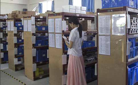 美女低著頭在干嘛？原來是在統計零件庫存啊