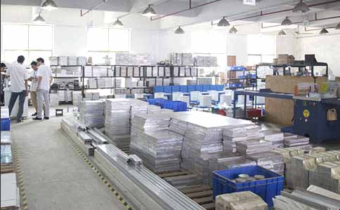 通發激光的工程師們偶爾也會離開他們的機器，大家一起研究機器